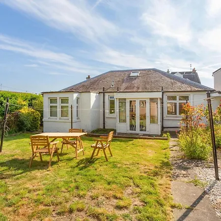 Semesterbostad Lovely 3bed House-private Parking Edinburg