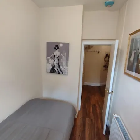 Park View Apartments: Central 2-bedroom With Free Parking *