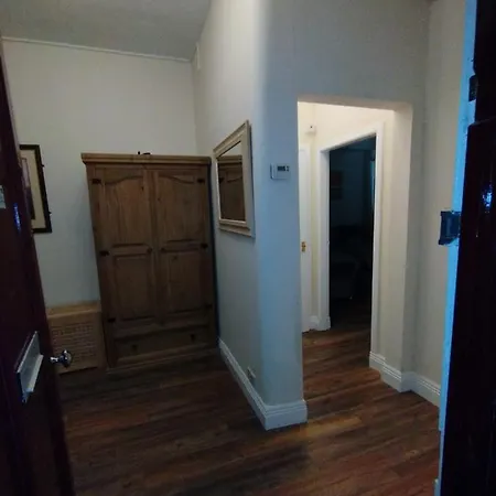Park View Apartments: Central 2-bedroom With Free Parking *