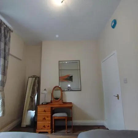 Park View Apartments: Central 2-bedroom With Free Parking Apartment *