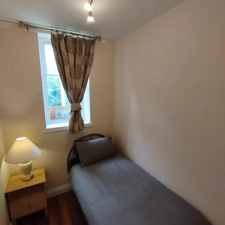 Lägenhet 2 Bedrooms Flat Central Edinburgh, Sleeps 6, In The Shadow Of Holyrood Park And Arthur's Seat With Free Parking, Two Bed *