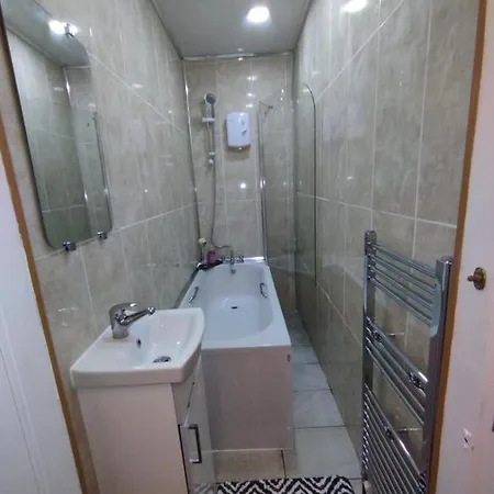 2 Bedrooms Flat Central Edinburgh, Sleeps 6, In The Shadow Of Holyrood Park And Arthur's Seat With Free Parking, Two Bed Lägenhet