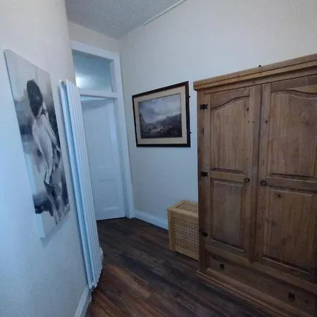 2 Bedrooms Flat Central Edinburgh, Sleeps 6, In The Shadow Of Holyrood Park And Arthur's Seat With Free Parking, Two Bed Apartmán EDI
