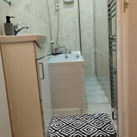 Apartment Park View Apartments: Central 2-bedroom With Free Parking