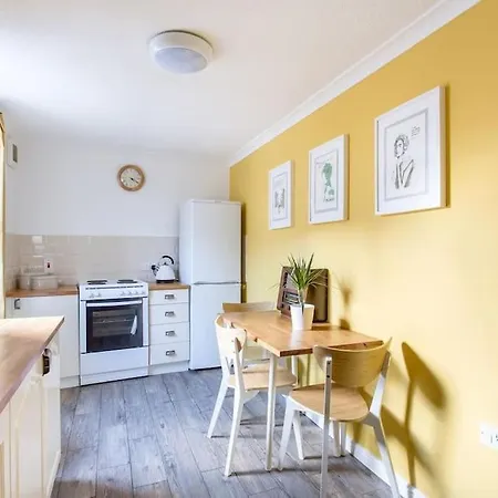 Central, Fully Equipped Flat W/parking, Leith, إدنبرة
