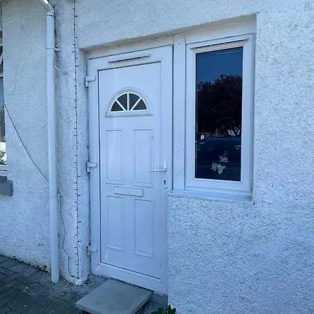 One Bedroom In Spacious Bungalow, Free Parking & Private Entrance