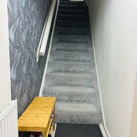 וילה Modern 3 Bed With Free Parking And Garden Close To Center And Airport