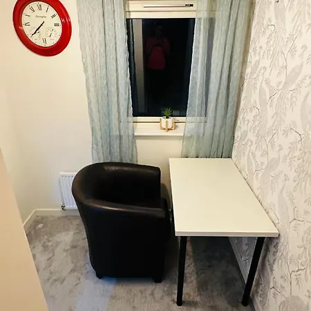 빌라 Modern 3 Bed With Free Parking And Garden Close To Center And Airport *