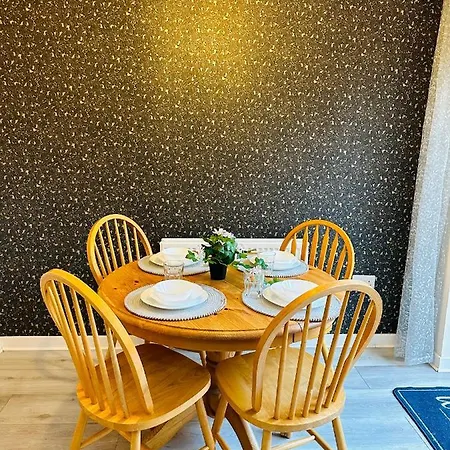 Modern 3 Bed With Free Parking And Garden Close To Center And Airport 빌라