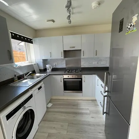 Modern 3 Bed With Free Parking And Garden Close To Center And Airport Edimburgo