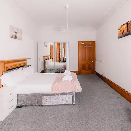 Specious Retreat With Famous Park Views Apartment