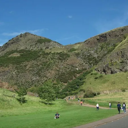 2 Bedrooms Flat Central Edinburgh, Sleeps 6, In The Shadow Of Holyrood Park And Arthur's Seat With Free Parking, Two Bed Apartmán EDI