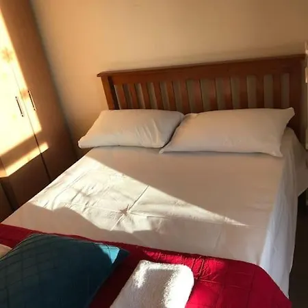 3 Bedrooms In Blackwood Crescent Lägenhet