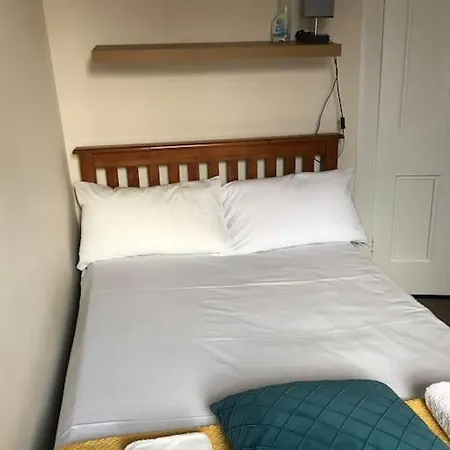 3 Bedrooms In Blackwood Crescent