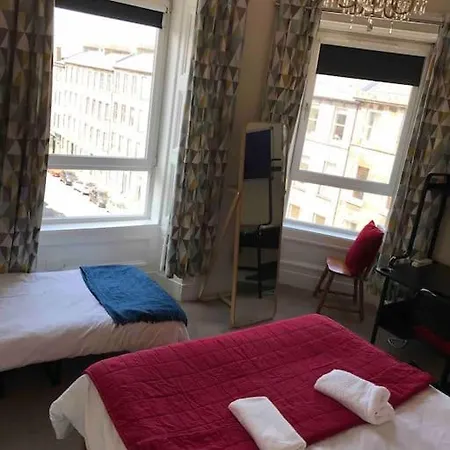 3 Bedrooms In Blackwood Crescent Edinburg