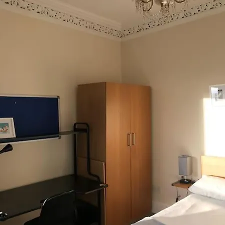 3 Bedrooms In Blackwood Crescent Lägenhet