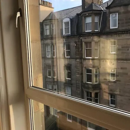 Lägenhet 3 Bedrooms In Blackwood Crescent *