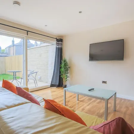 Stylish Modern Newly Built 15 Min From Centre