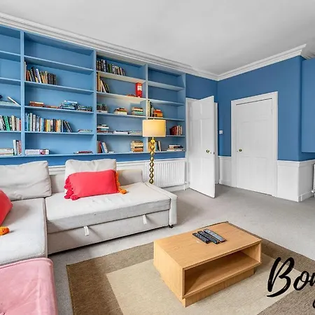 Voltaire - New Town 3br-2ba, Castle Street By Bonjour Residences Apartment