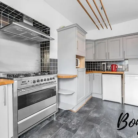Voltaire - New Town 3br-2ba, Castle Street By Bonjour Residences Apartment *