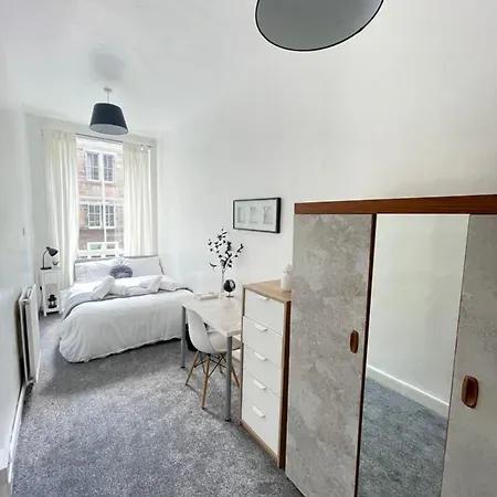 Newington, 1st Floor 4 Bedroom Flat * Edimburgo