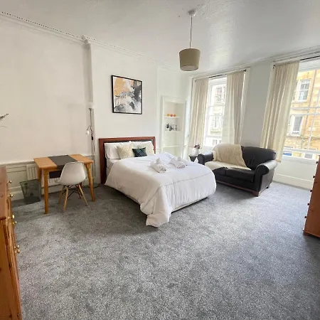 Newington, 1st Floor 4 Bedroom Flat *