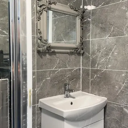 Entire In Center Apartment