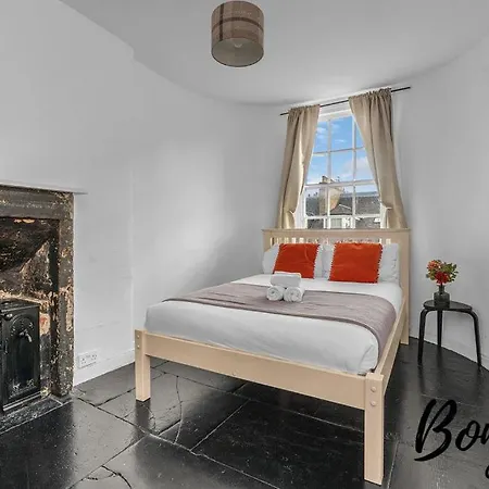 Voltaire - New Town 3br-2ba, Castle Street By Bonjour Residences