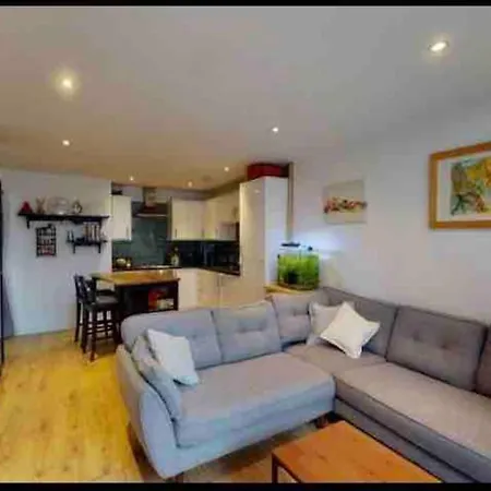 Modern 2bed 2bath In Leith Apartment *
