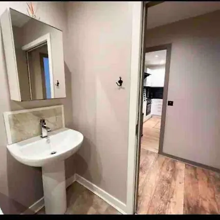 Modern 2bed 2bath In Leith *