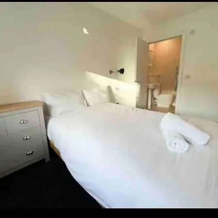 Modern 2bed 2bath In Leith *