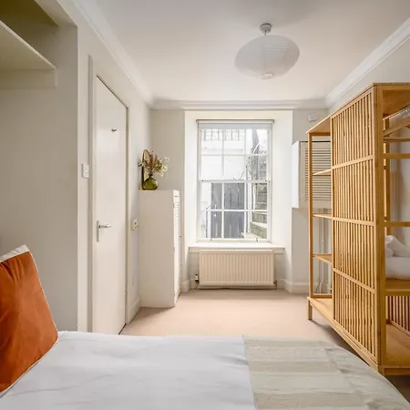 Retro New Town Garden Flat *