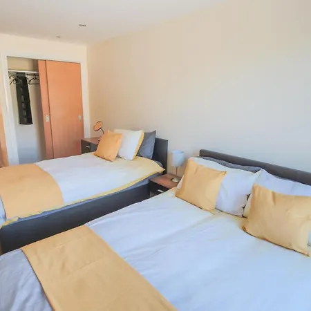 Stylish Modern Newly Built 15 Min From Centre *