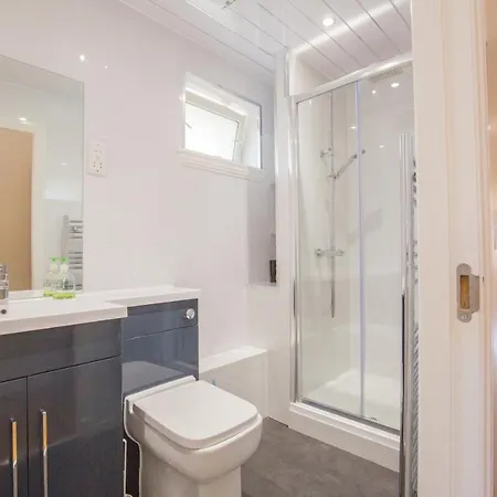 Stylish Modern Newly Built 15 Min From Centre 公寓 *