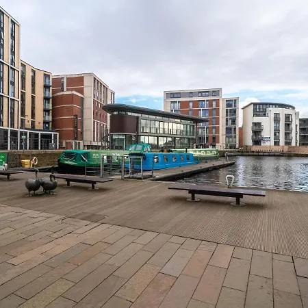 Pass The Keys Luxury Top Floor 2 Bedroom *