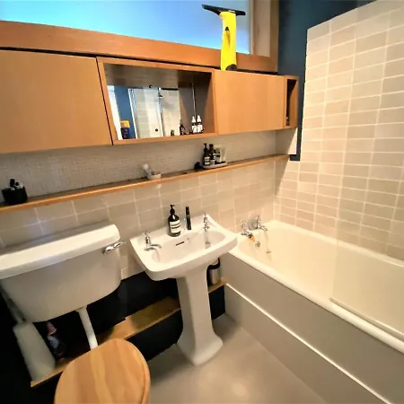 Peaceful 1-bedroom Retreat דירה אדינבורו