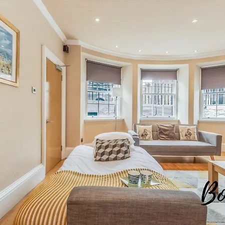 Montmartre - New Town 3br-3ba Main Door - By Bonjour Residences Edinburgh