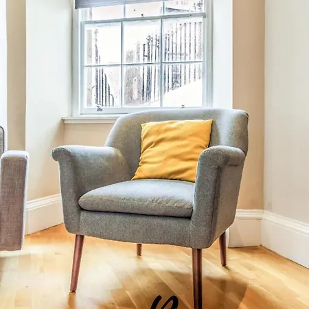 Montmartre - New Town 3br-3ba Main Door - By Bonjour Residences Edinburgh