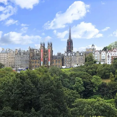 Deluxe 3-bedroom On Princes Street Overlooking Castle 아파트