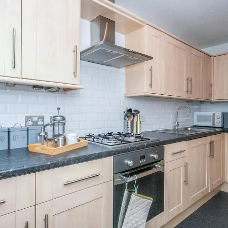 Apartment Newly Furnished 2bed Flat With Peaceful Views *