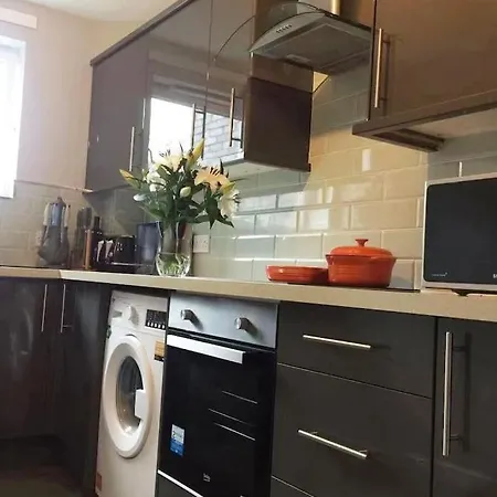 Newly Renovated 2 Bdr Near Haymarket, Free Parking 아파트 에든버러