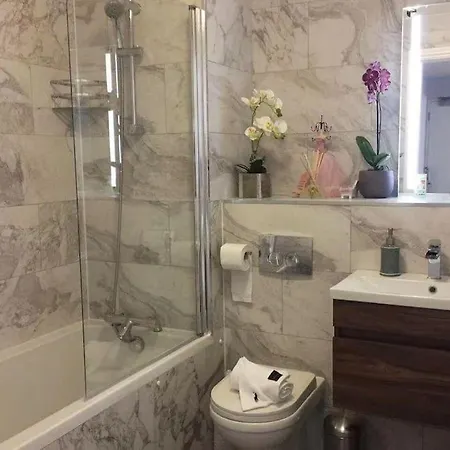 Newly Renovated 2 Bdr Near Haymarket, Free Parking 아파트 에든버러