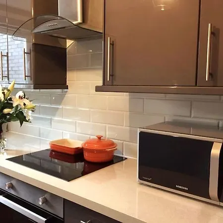 Newly Renovated 2 Bdr Near Haymarket, Free Parking 아파트 에든버러