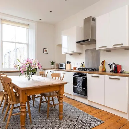 Tasteful 1-bedroom Near Meadows *