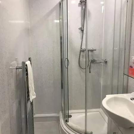 3 Bedrooms For Upto 6 Apartment *