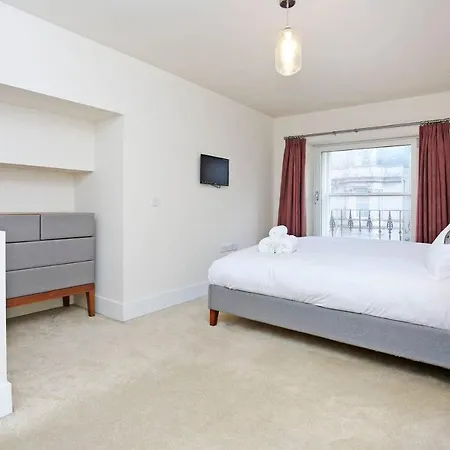Stunning West End Hub Daire *