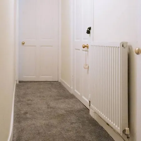 Spacious & Welcoming 2bd Flat - *
