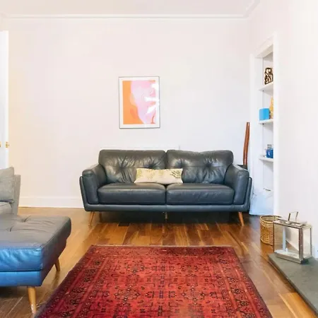 Spacious & Welcoming 2bd Flat - *