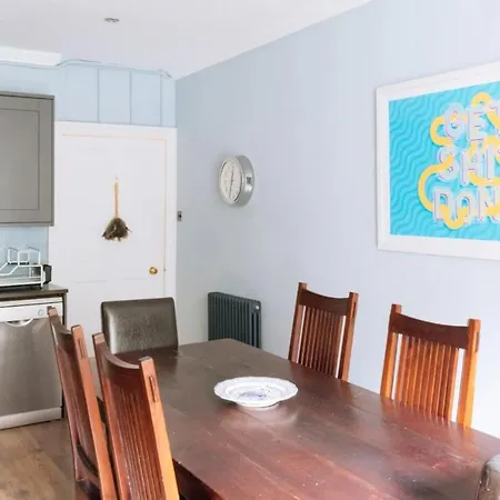 Spacious & Welcoming 2bd Flat - *