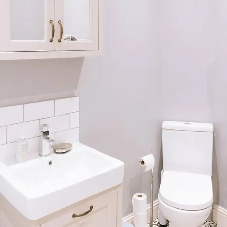 Spacious & Welcoming 2bd Flat - Edinburgh